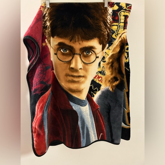 HARRY POTTER SOFT PLUSHY BLANKET/THROW HERMIONE RON & HOGWARTS 4FTx5FT - Picture 1 of 11